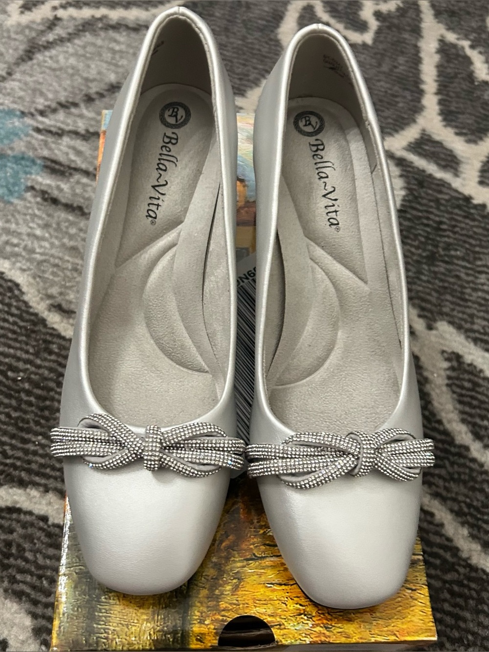 Bella Vita Marigold Embellished Women’s Silver Bow Ballet Flats Size 7.5